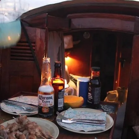Charming Houseboat Botel *