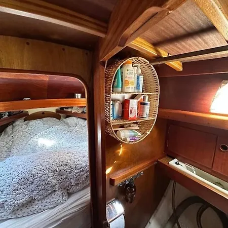 ספינת מלון Charming Houseboat ברגן